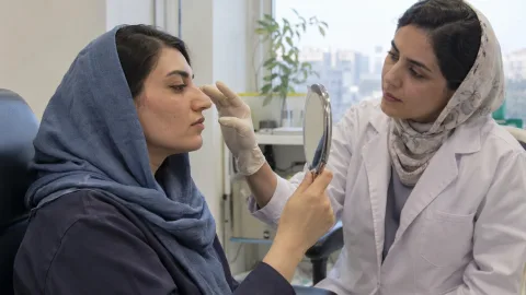 معاینه و مشاوره جراحی زیبایی بینی در کلینیک